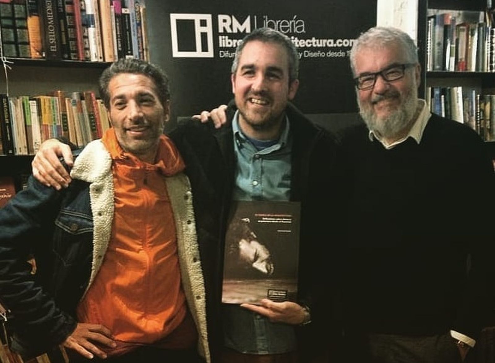 Lucas Ariza, en el centro, con Israel Galván y Carlos Pedraza durante la presentación del libro en Sevilla.
