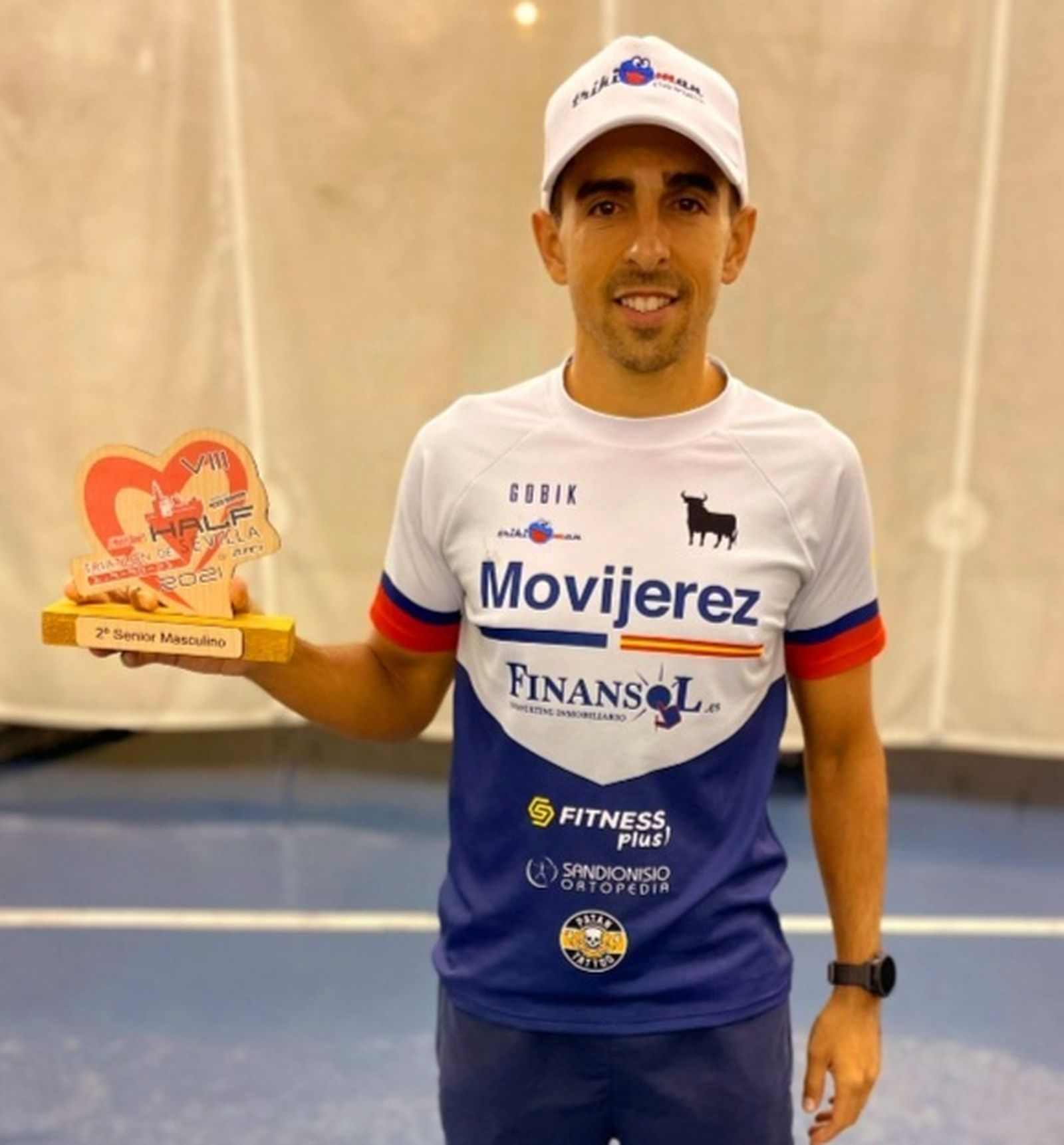 Manuel Sánchez posa con uno de los trofeos conseguidos durante la temporada.