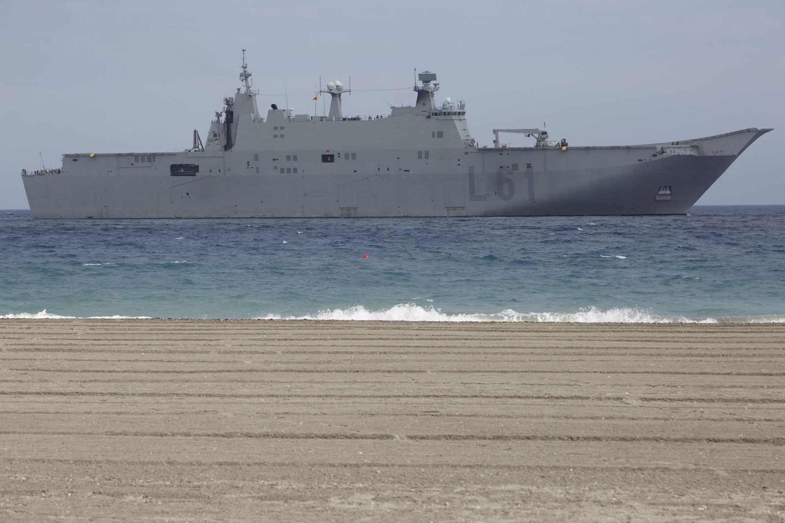 Las Fuerzas Armadas desembarcan en Motril: buques, paracaidistas y helicópteros en primera línea de playa