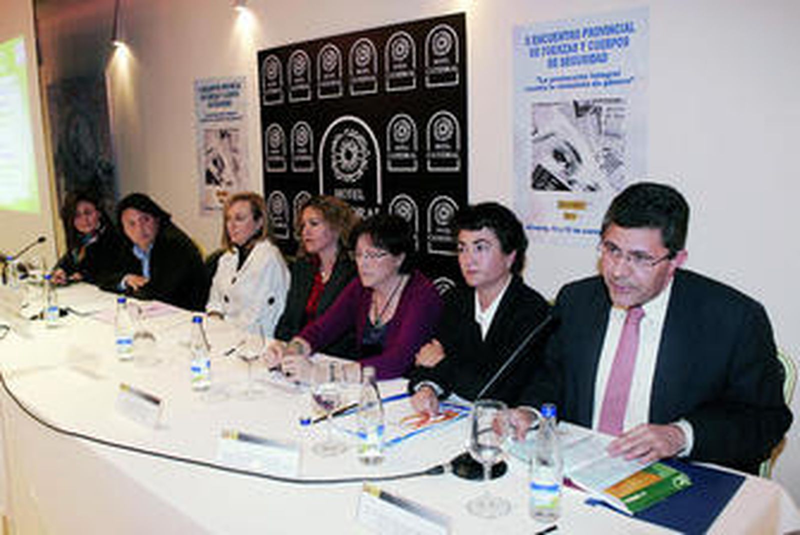 Mesa redonda sobre recursos sociales y asistenciales en violencia de género.