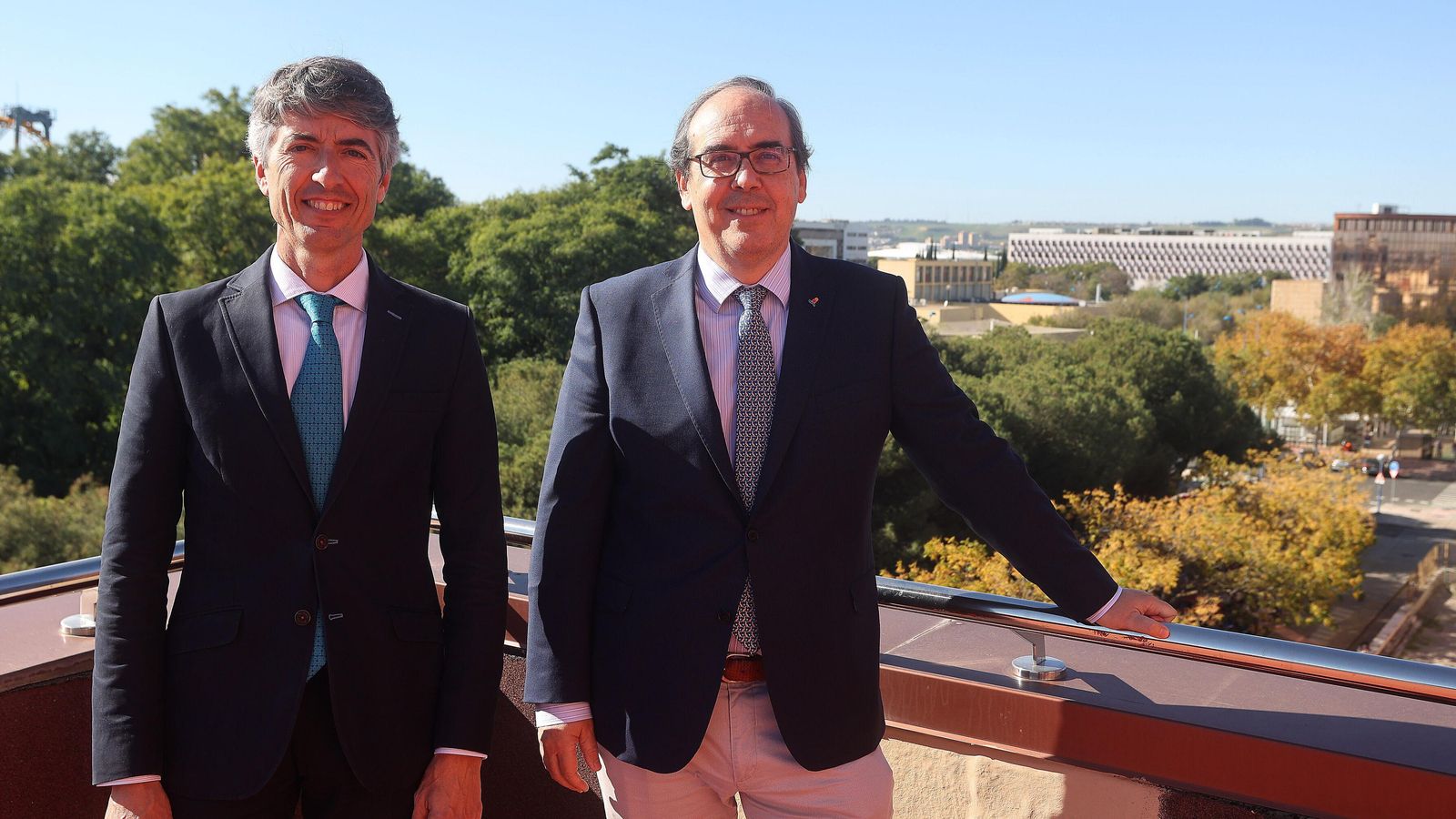Jesús Muñuzuri Sanz, director-gerente de la AICIA; y Andrés Sáez Pérez, director de la ETSi.