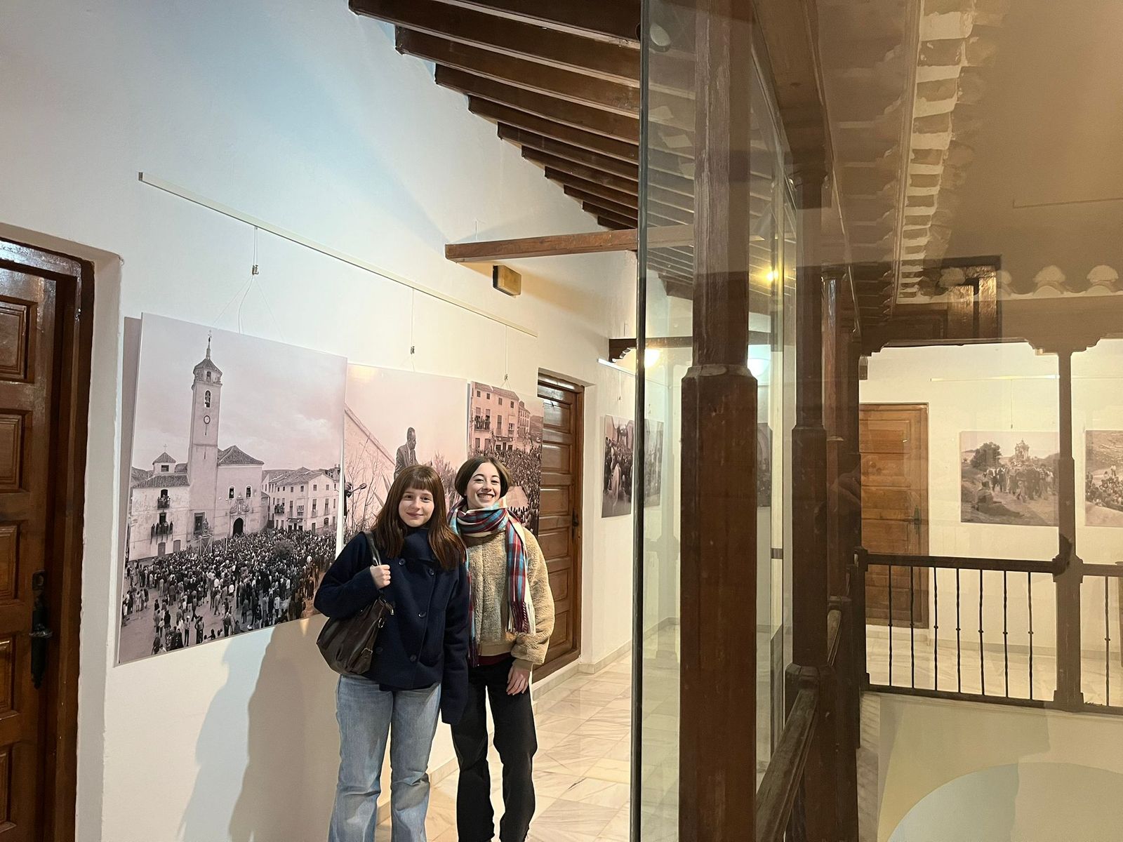 Visitantes de la exposición en el Museo Miguel Guirao de Vélez Rubio.