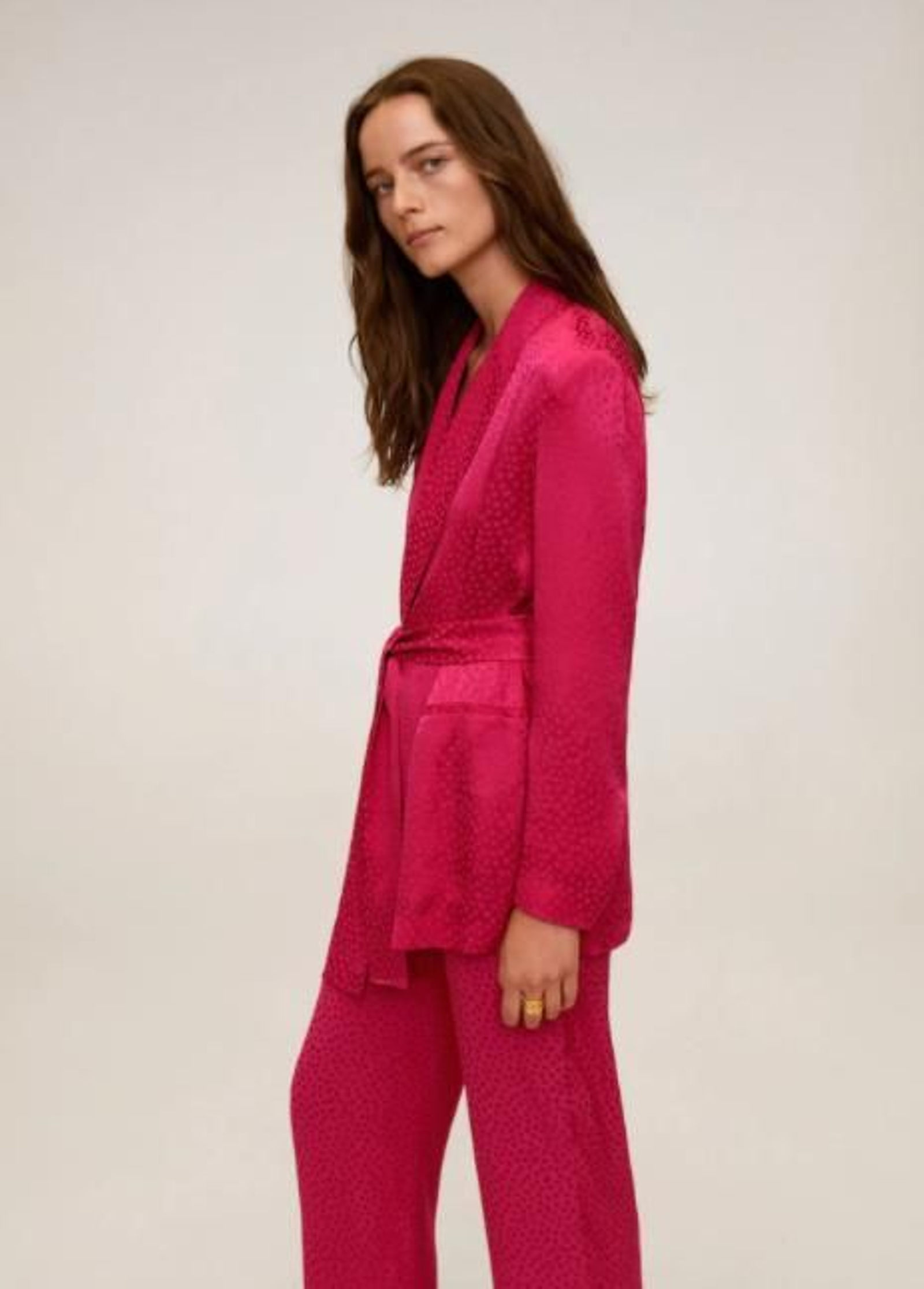 El traje rosa fucsia de Mango outlet.