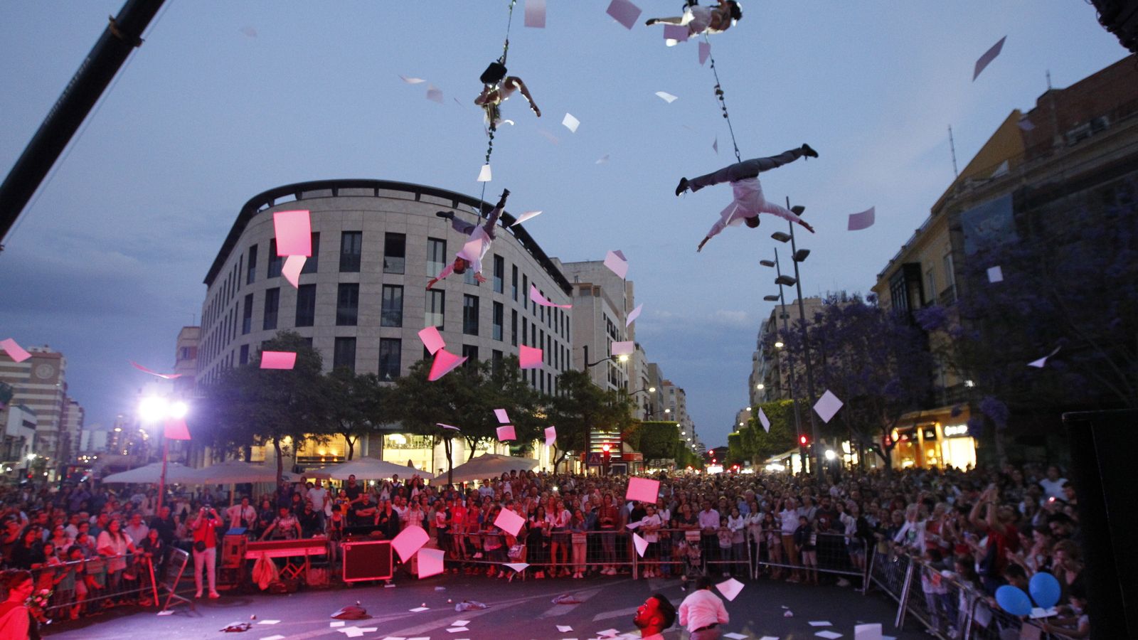 Ocio, comercio, magia, luz y espectáculos en una noche repleta de público.