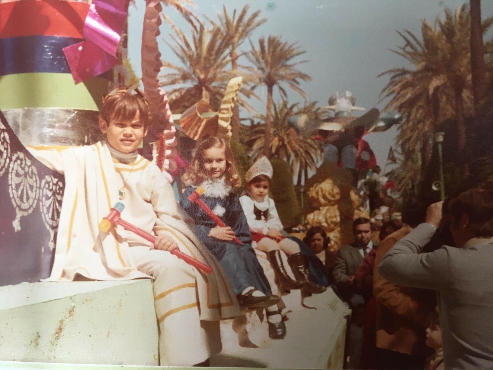su afición. En la fotografía Aurora sale con su hermano Dioni. “Ese año mi madre me disfrazó de Pierrot, de ‘Estrés por Cuatro’,. yo creo que ya intuía mi carácter inquieto. Mi hermano iba de Claudio por la serie ‘Yo Claudio’. Al fondo se ve la carroza de Mazinger Z”.