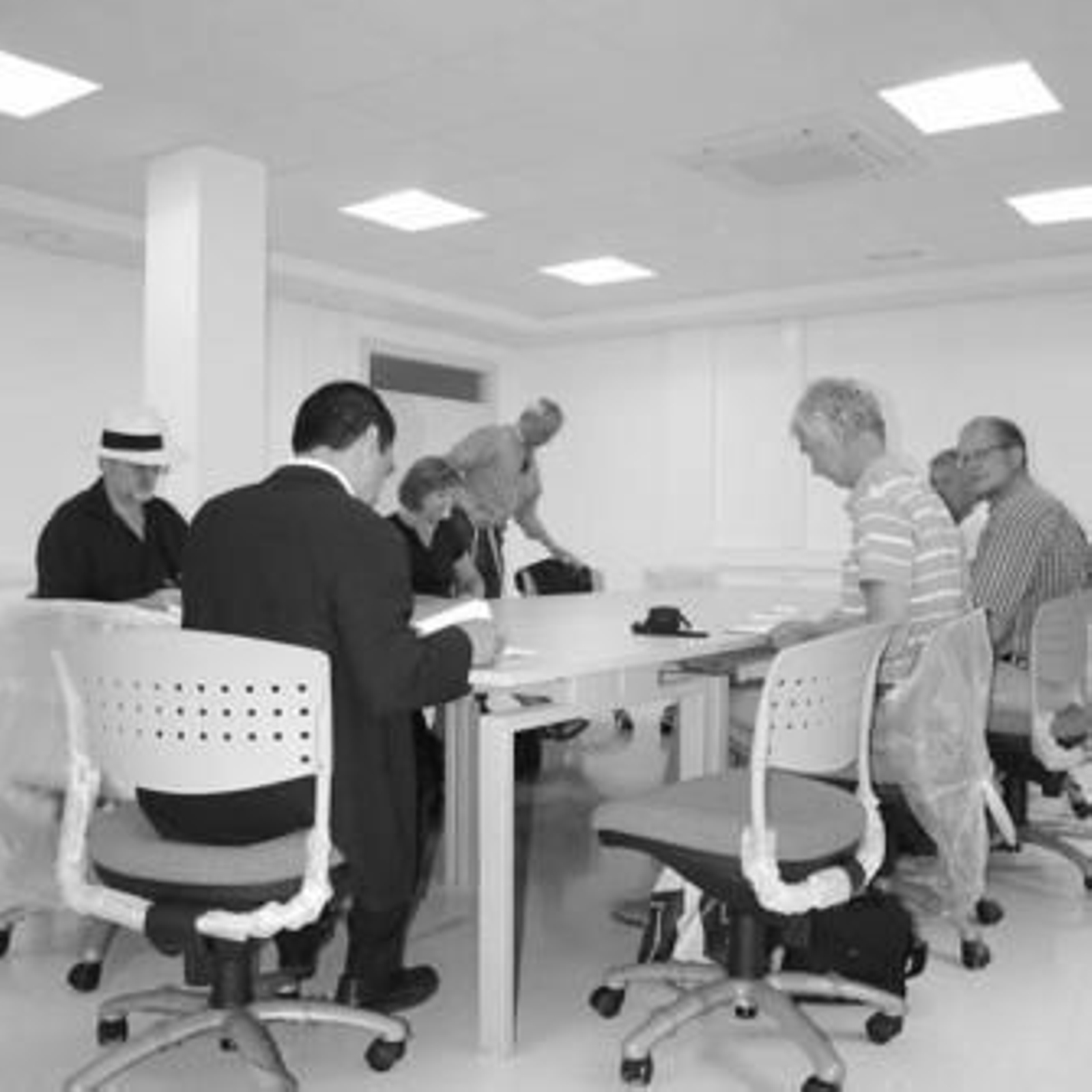 Reunión en una sala del Centro de Enseñanzas Virtuales de la Universidad.