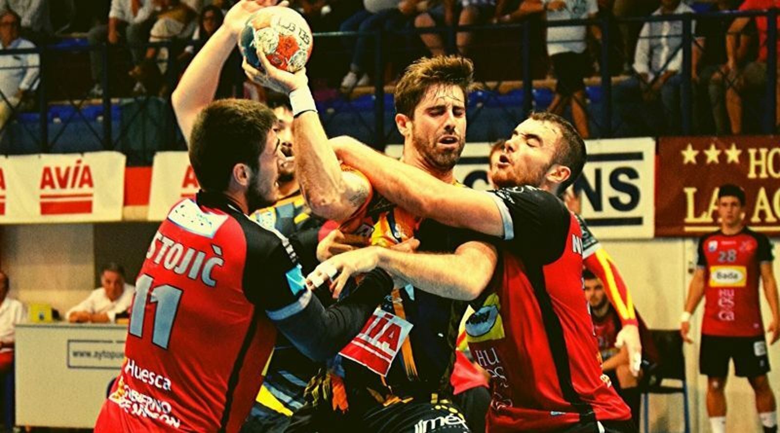 Un jugador pontano intenta penetrar ante la defensa rival, en un partido del presente curso.