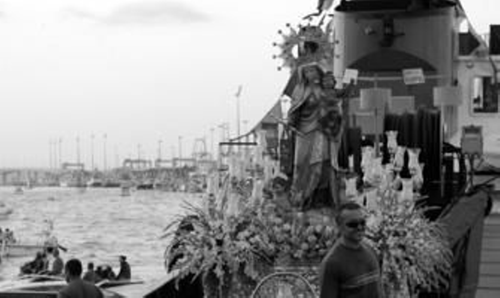 La Virgen del Carmen acaba de ser embarcada en la gabarra 'Aitana' ante la presencia de miles de personas en el muelle pesquero de Algeciras.