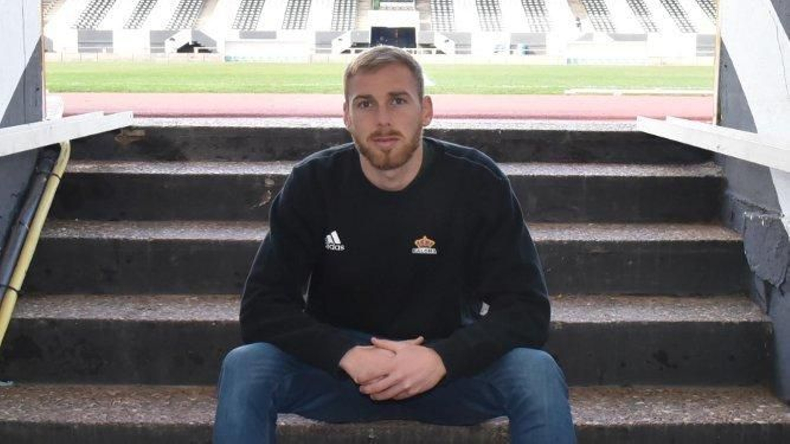 Joe, en la escalera de acceso al terreno de juego del Municipal.