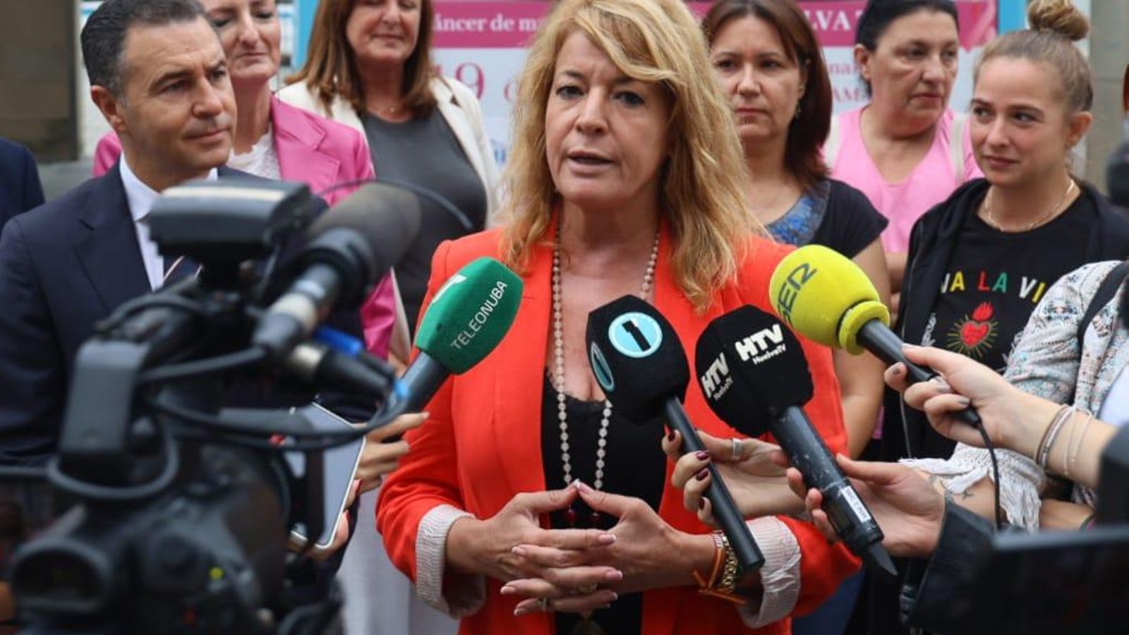 Pilar Miranda, en una rueda de prensa en Huelva en la mañana de este lunes.