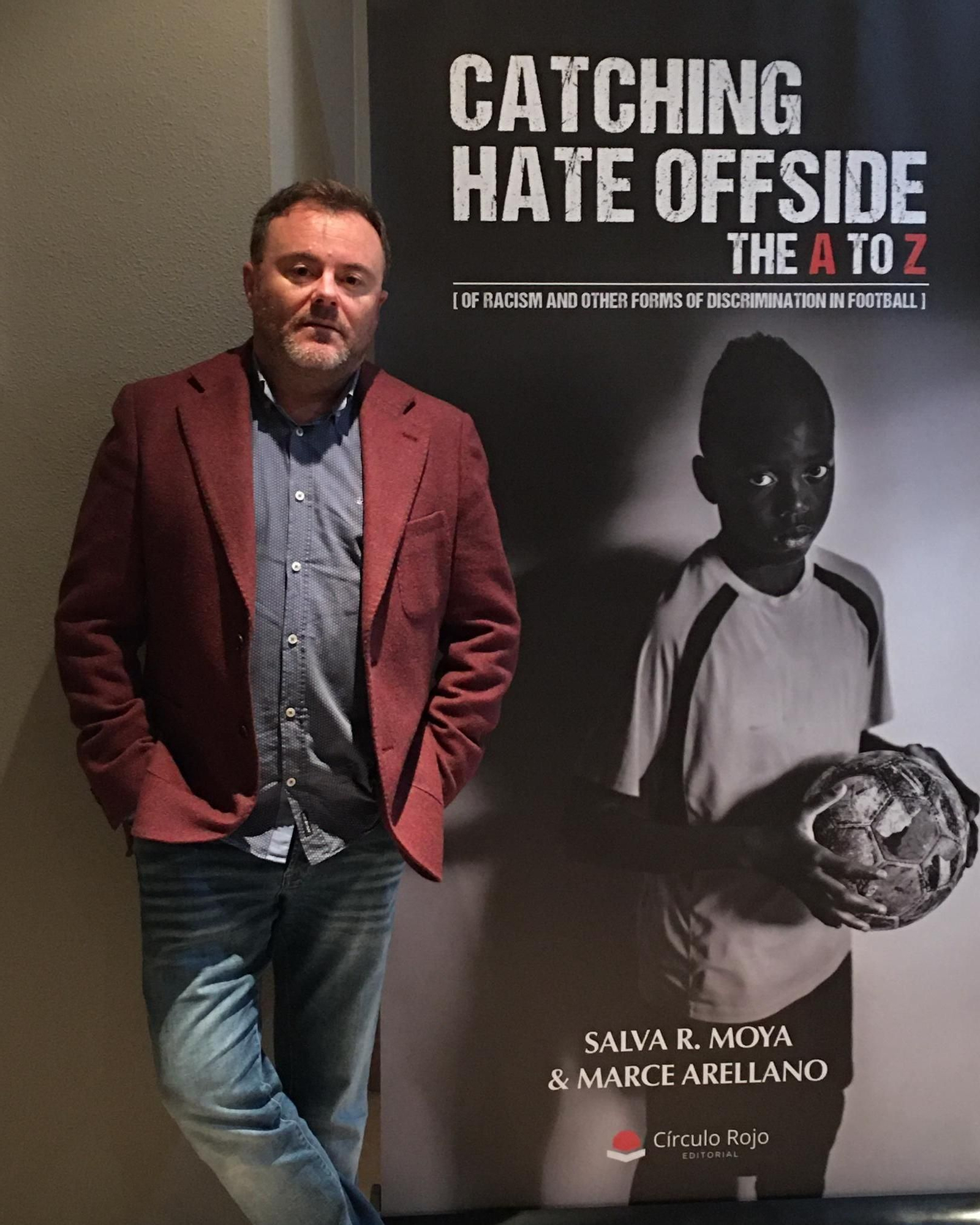 Salva, ante un cartel de su libro.