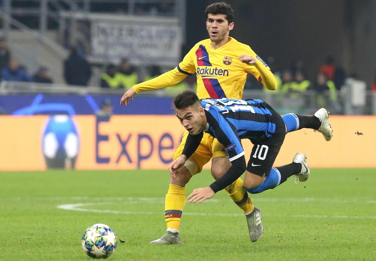 Carles Aleñá colisiona con Lautaro Martínez en el reciente Inter-Barcelona.