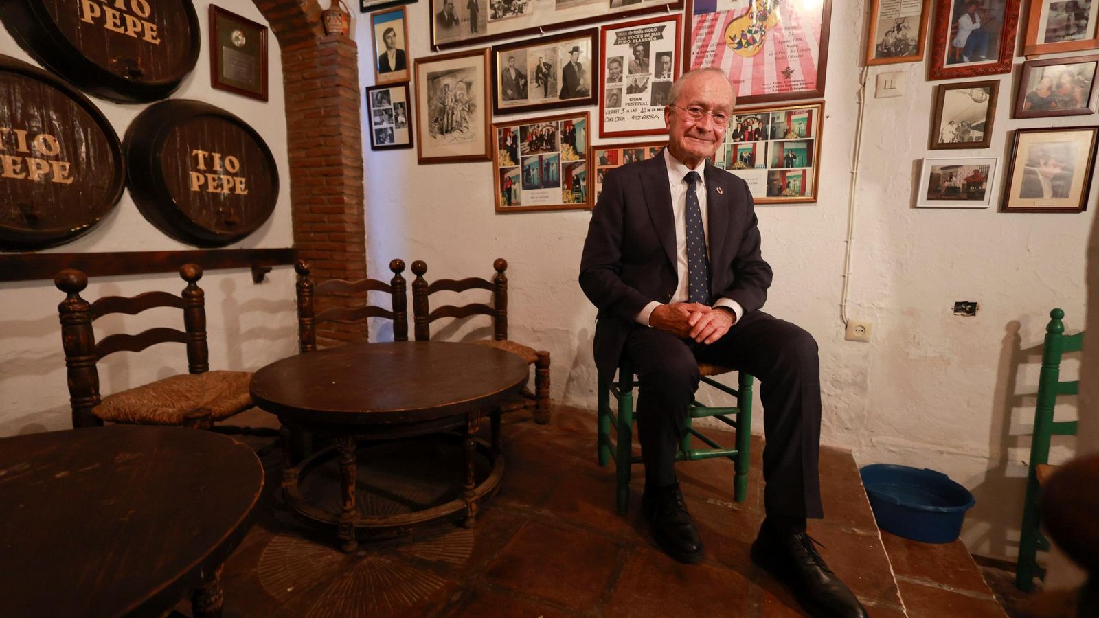 El alcalde de Málaga, rodeado de carteles y fotos flamencas en la bodeguilla de El Palustre. El alcalde de Málaga, rodeado de carteles y fotos flamencas en la bodeguilla de El Palustre.