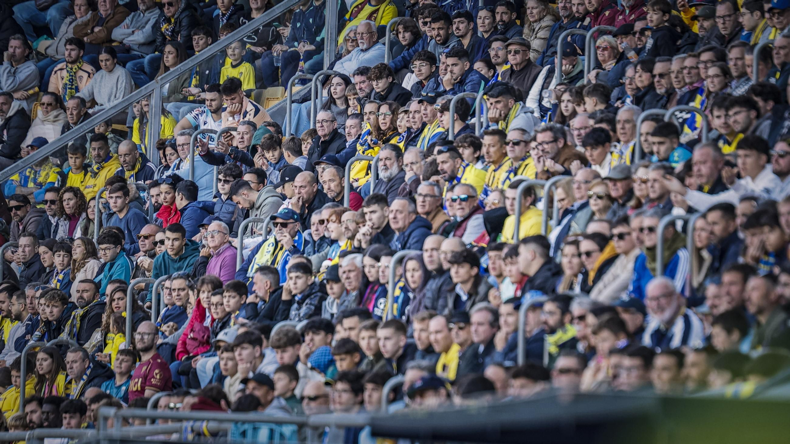 Búscate entre las imágenes del partido de fútbol Cádiz CF - Racing de Santander