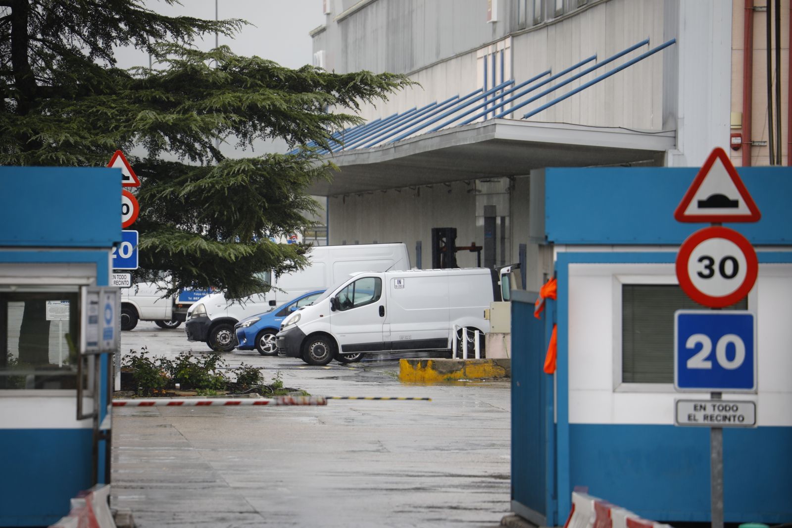 Varias furgonetas, aparcadas en el interior del Mercacórdoba.