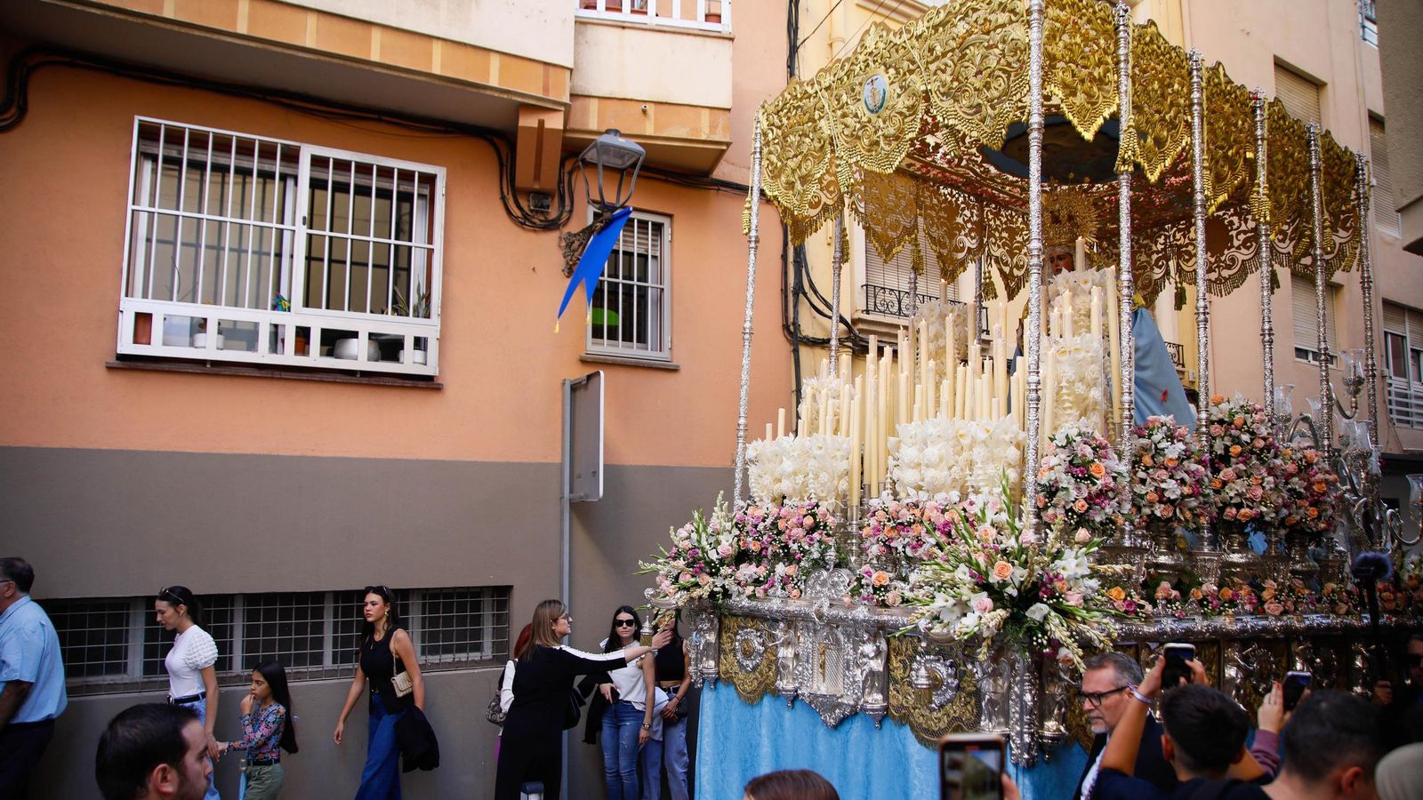 Vea la salida de la Hermandad de Los Ángeles de la Catedral de Almería