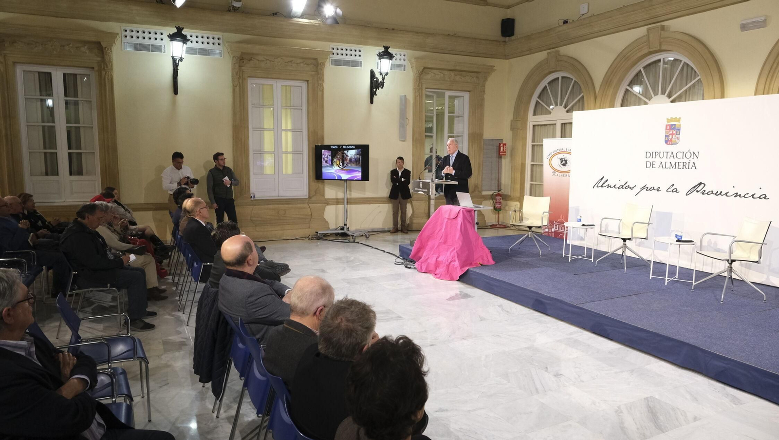 Federico Arnás en un momento de su conferencia sobre los toros en la televisión.