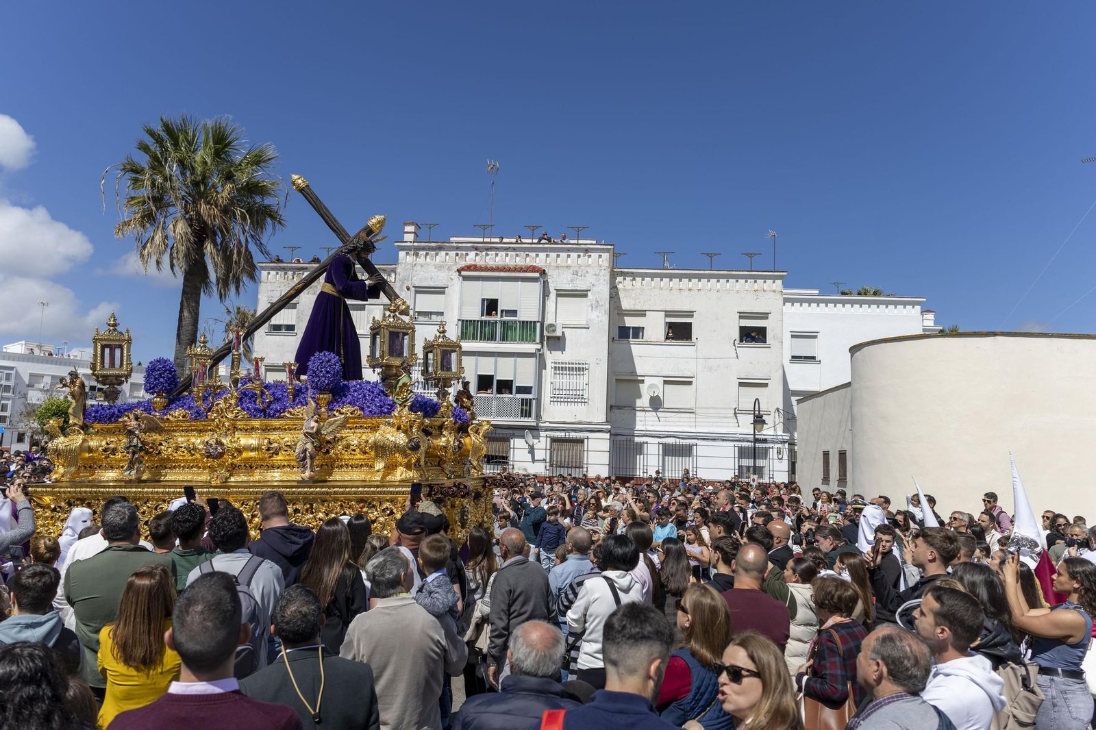 En imágenes, Gran Poder adeanta su salida y recorta su recorrido en el Miércoles Santo de la Semana Santa 2025 de San Fernando