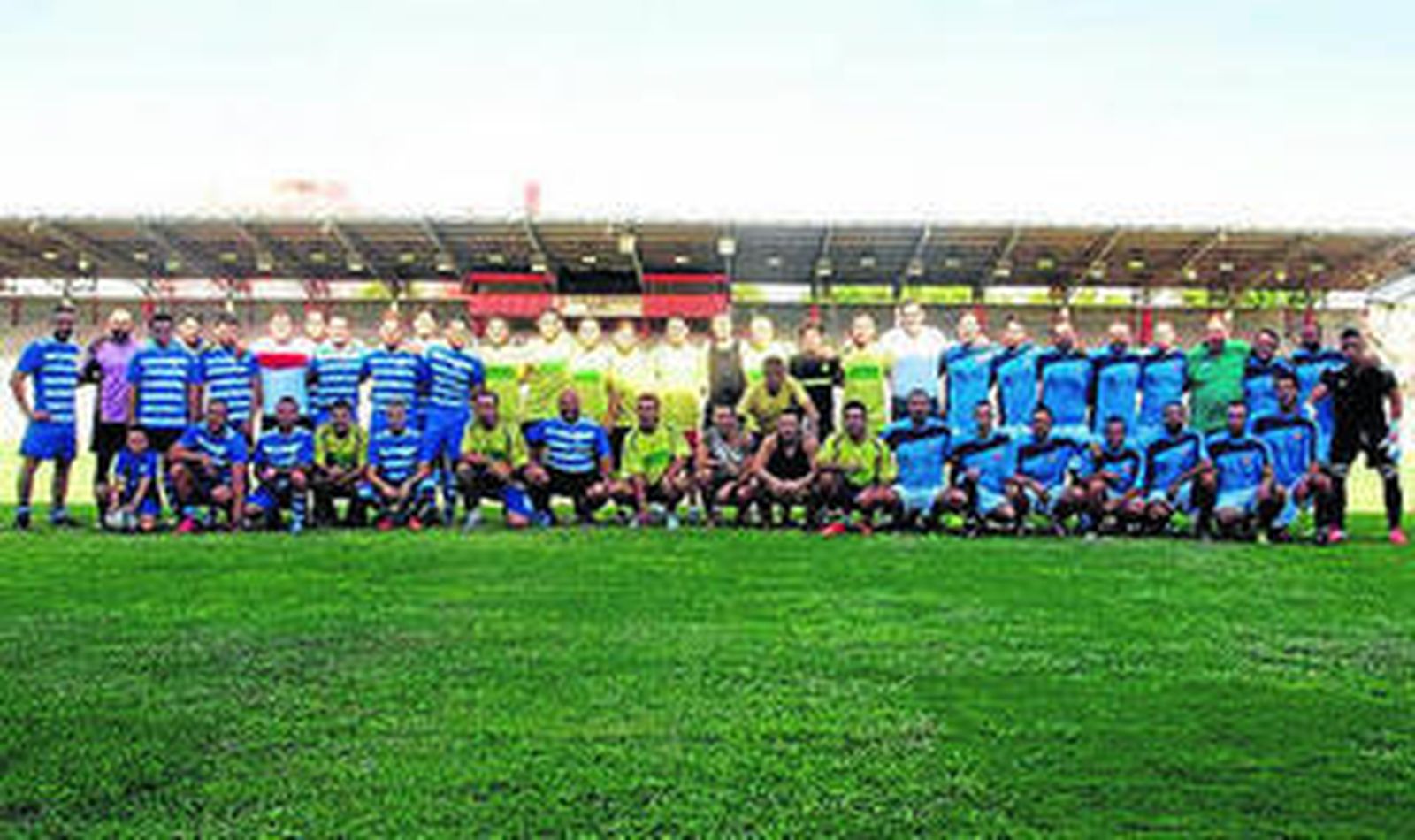 Foto de familia en el césped en el Juan Rojas.