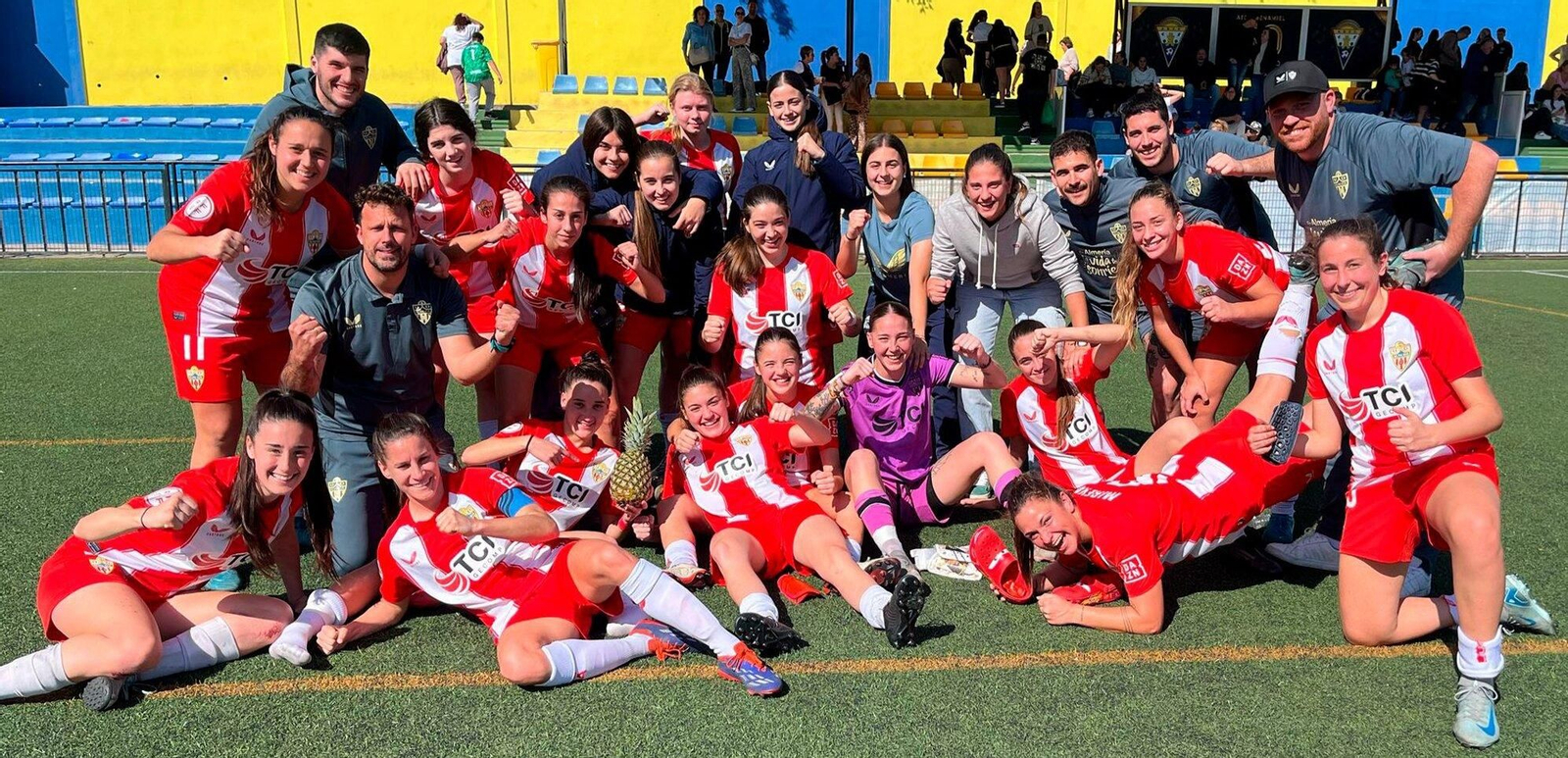 Las rojiblancas celebran sobre el terreno de juego su victoria en tierras malagueñas de este domingo.