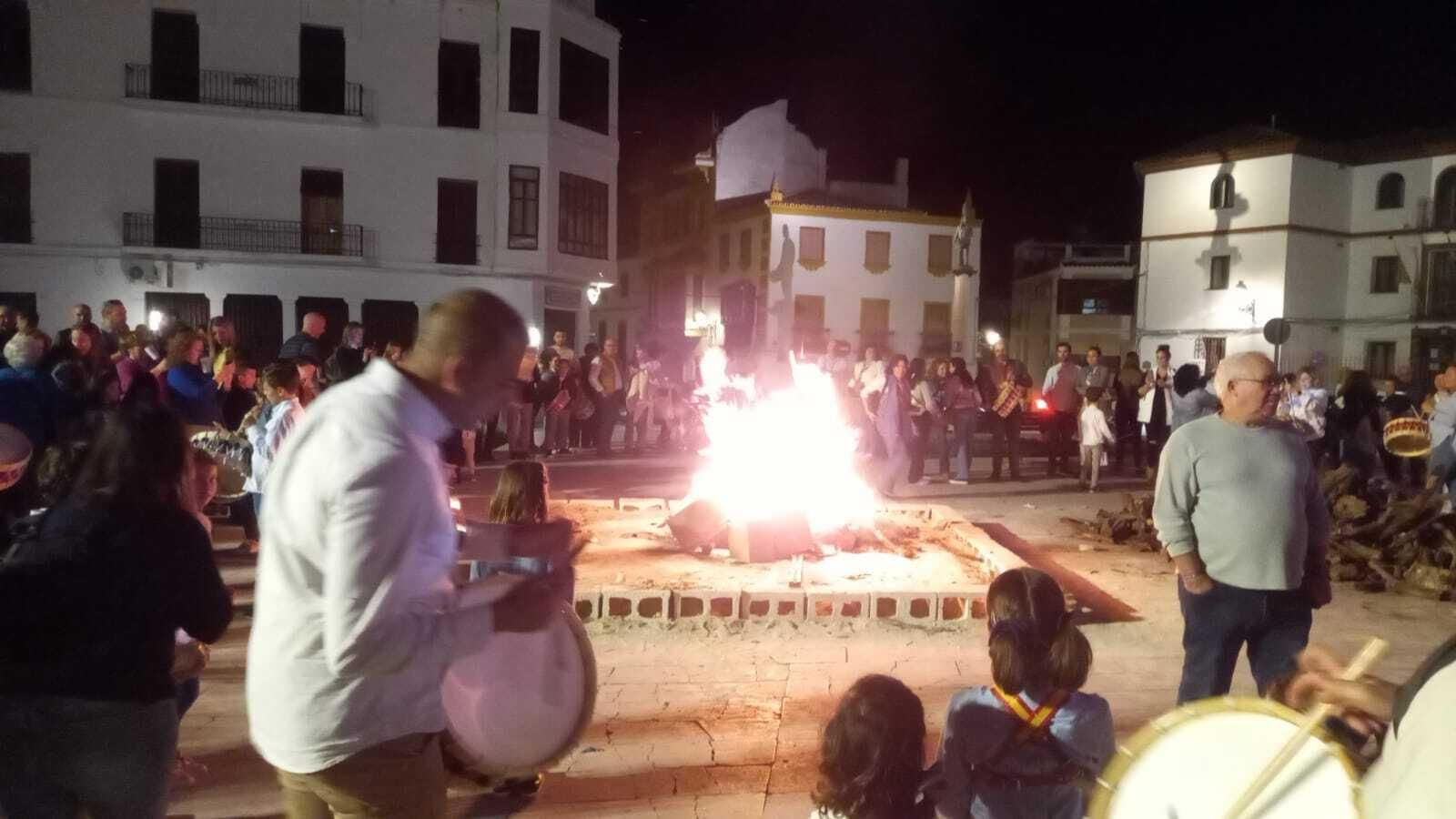 Los tambores y las hogueras lucen en Baena por San José, en imágenes Los tambores y las hogueras lucen en Baena por San José, en imágenes