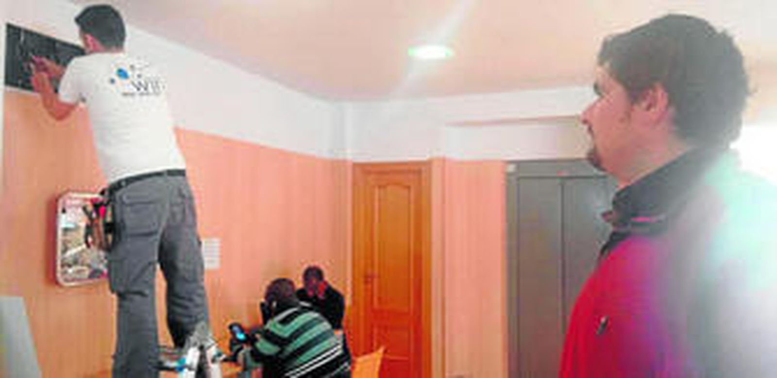 El concejal Francisco Gutiérrez supervisa las tareas de mejora de la red inalámbrica en la biblioteca municipal.