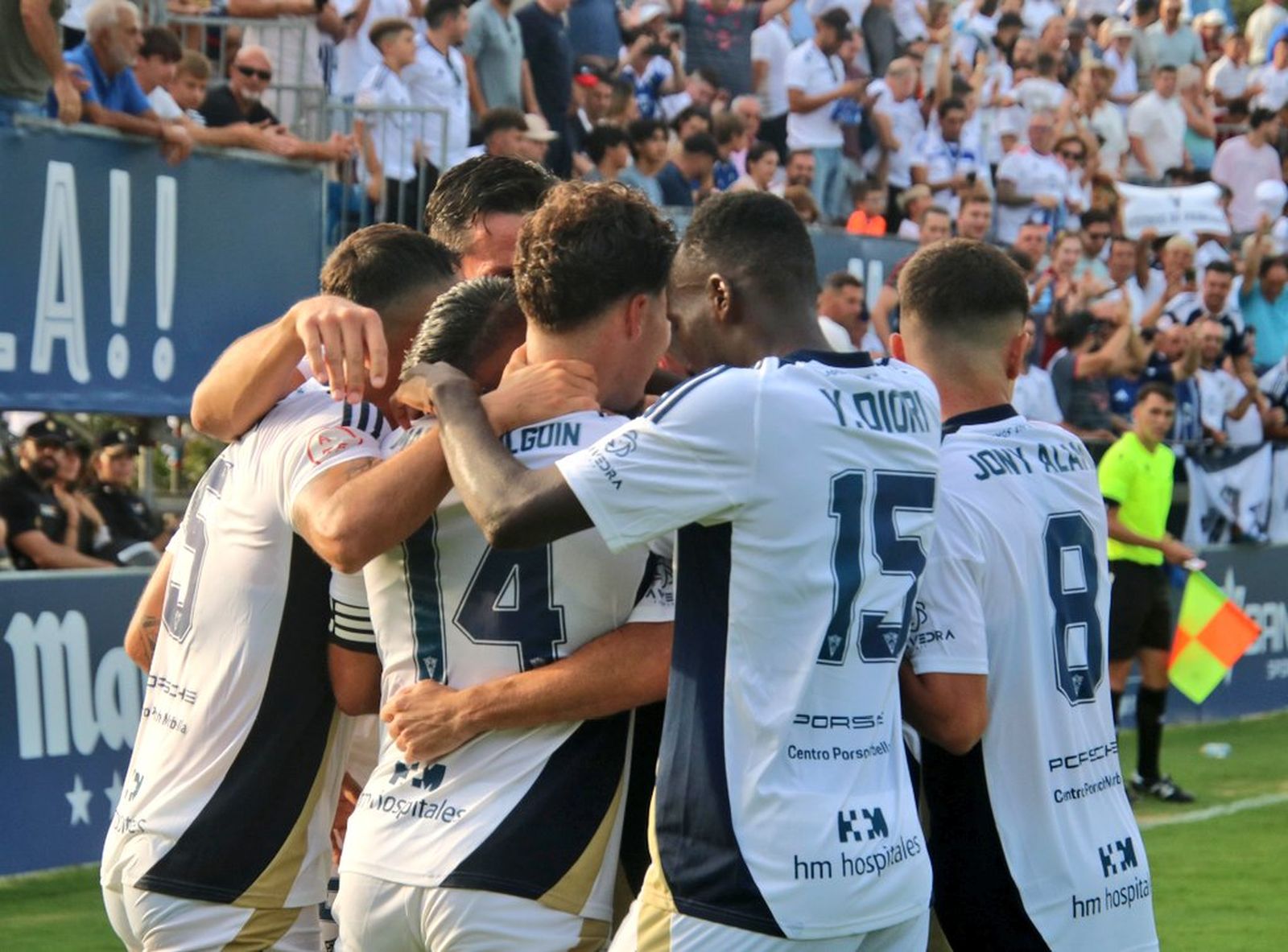 El Marbella celebra un gol.