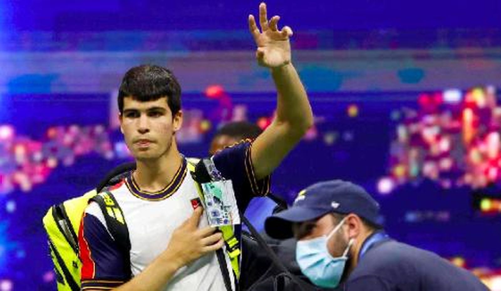 Alcaraz saluda al público