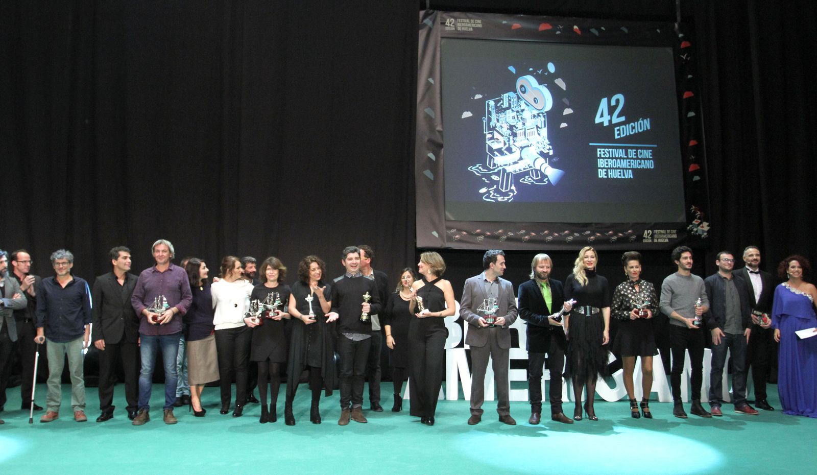 Foto de familia de los premiados de la 42 edición del Festival de Cine Iberoamericano de Huelva.