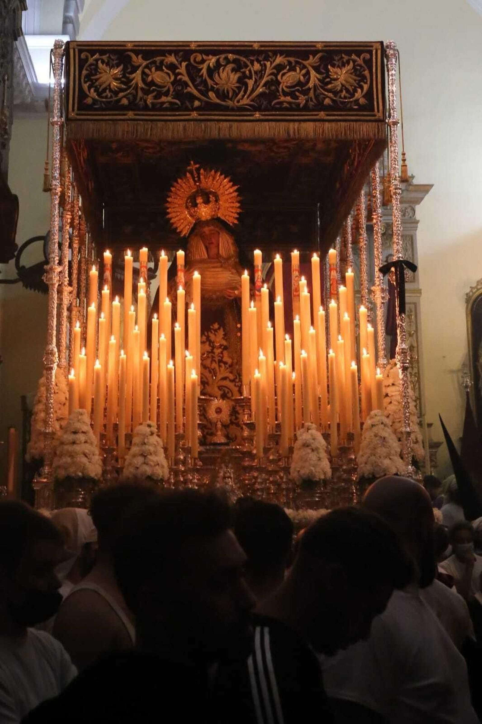 La imagen de Nuestra Señora del Rosario, con la candelería encendida en la Capilla.