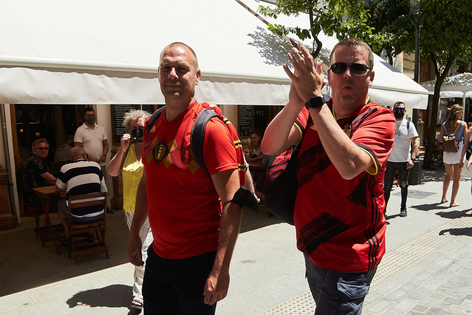 Imágenes de la convivencia entre belgas y portugueses por las calles de Sevilla.