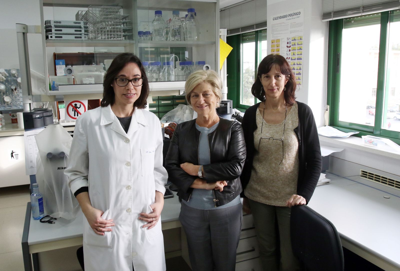 Carmen Galán -en el centro-, junto a investigadoras de la UCO.