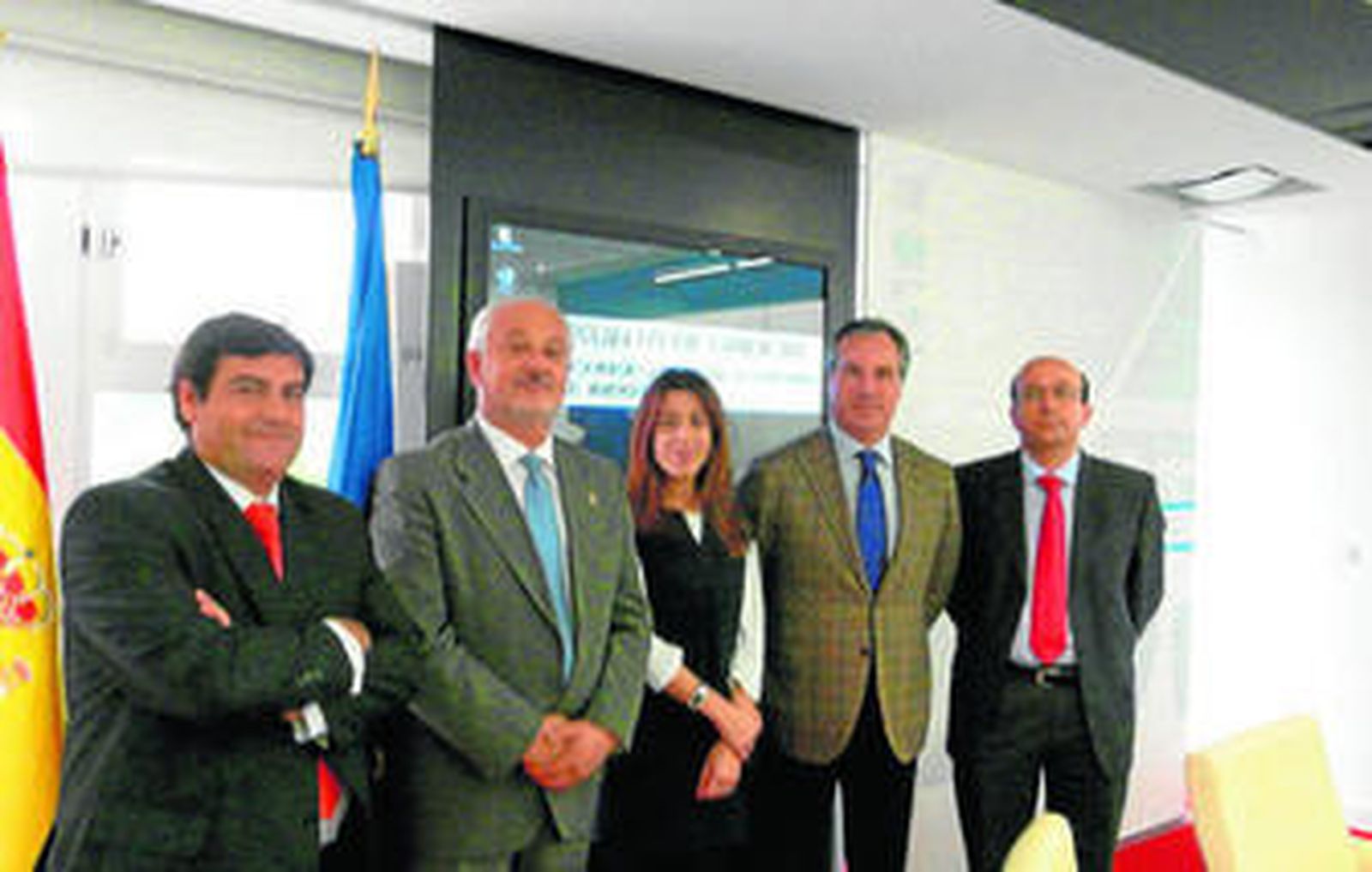 Los representantes del Consistorio y de Empiel, con la delegación gallega, anteayer, en Santiago de Compostela.