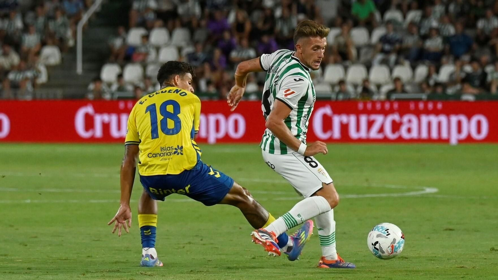 Isma Ruiz controla el balón en el Córdoba CF - Las Palmas.