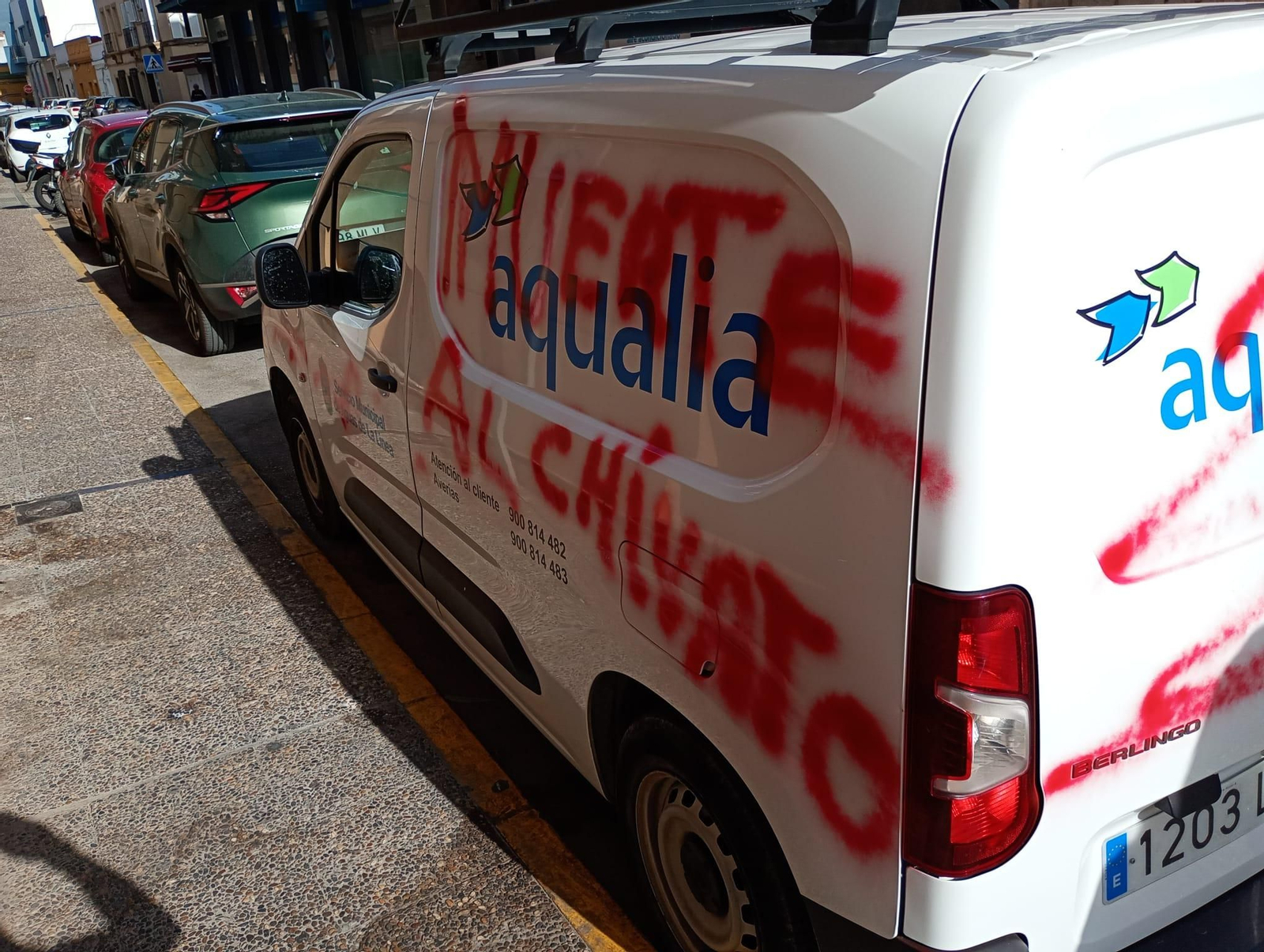 Furgoneta con amenazas a trabajadores de Aqualia en La Línea.