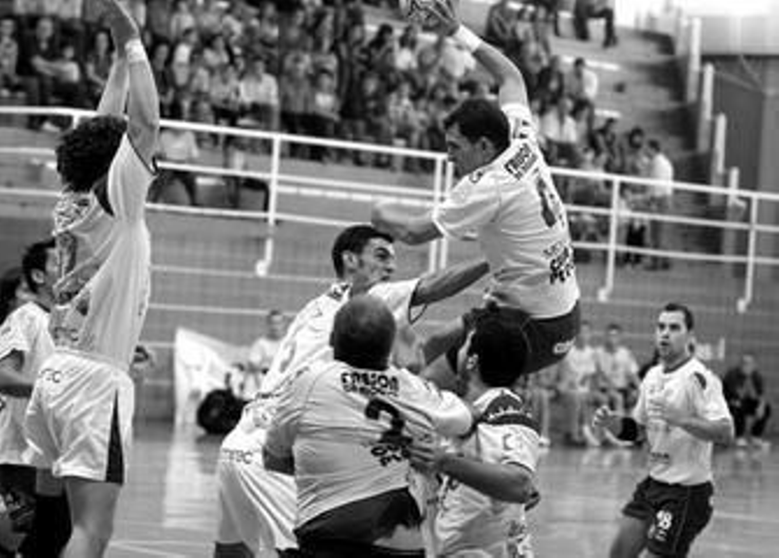 Fernando Castelló (abajo dando instrucciones) espera que su equipo mantenga el nivel en la segunda vuelta.