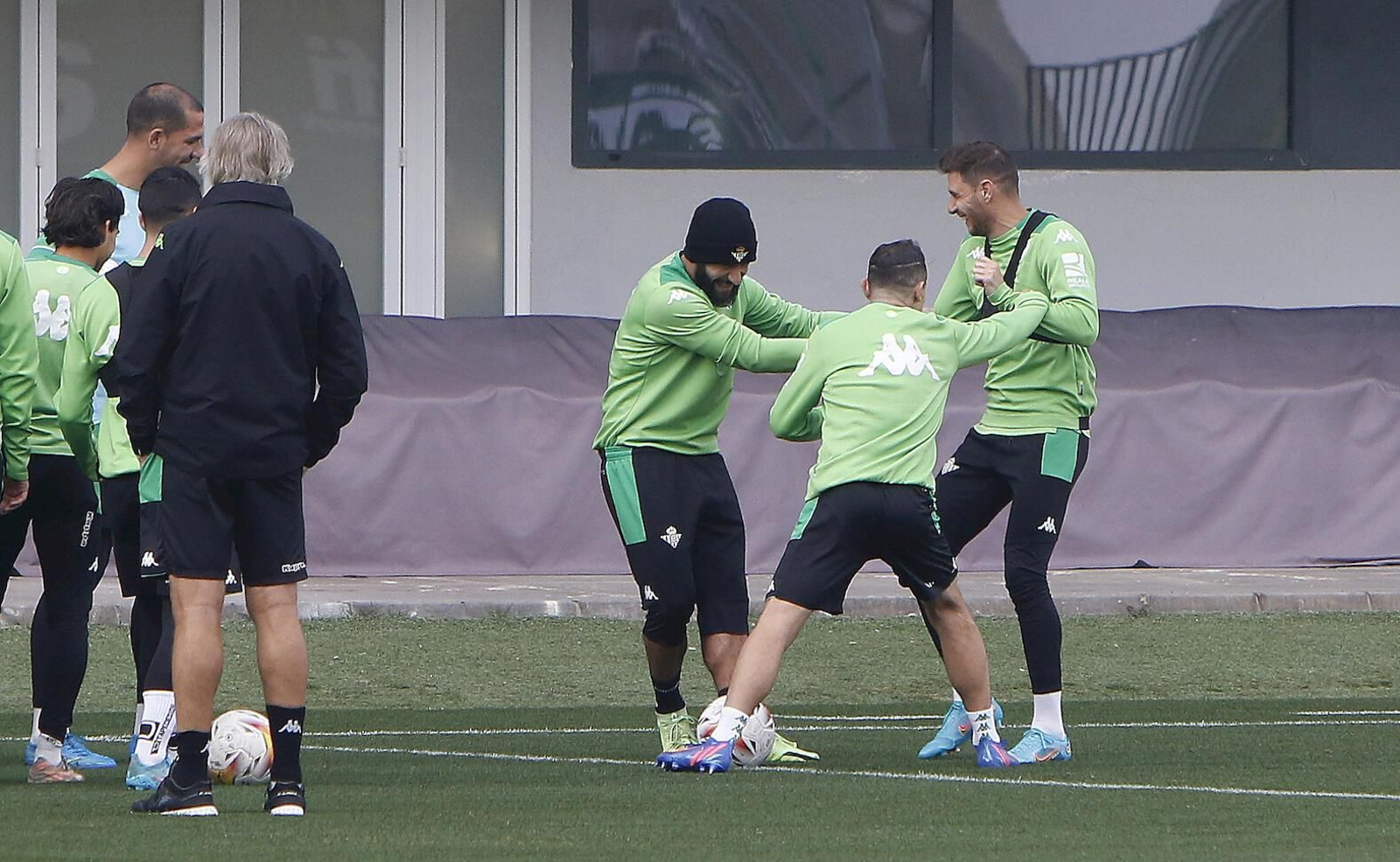 Fekir realiza un ejercicio junto a Joaquín y Guardado.