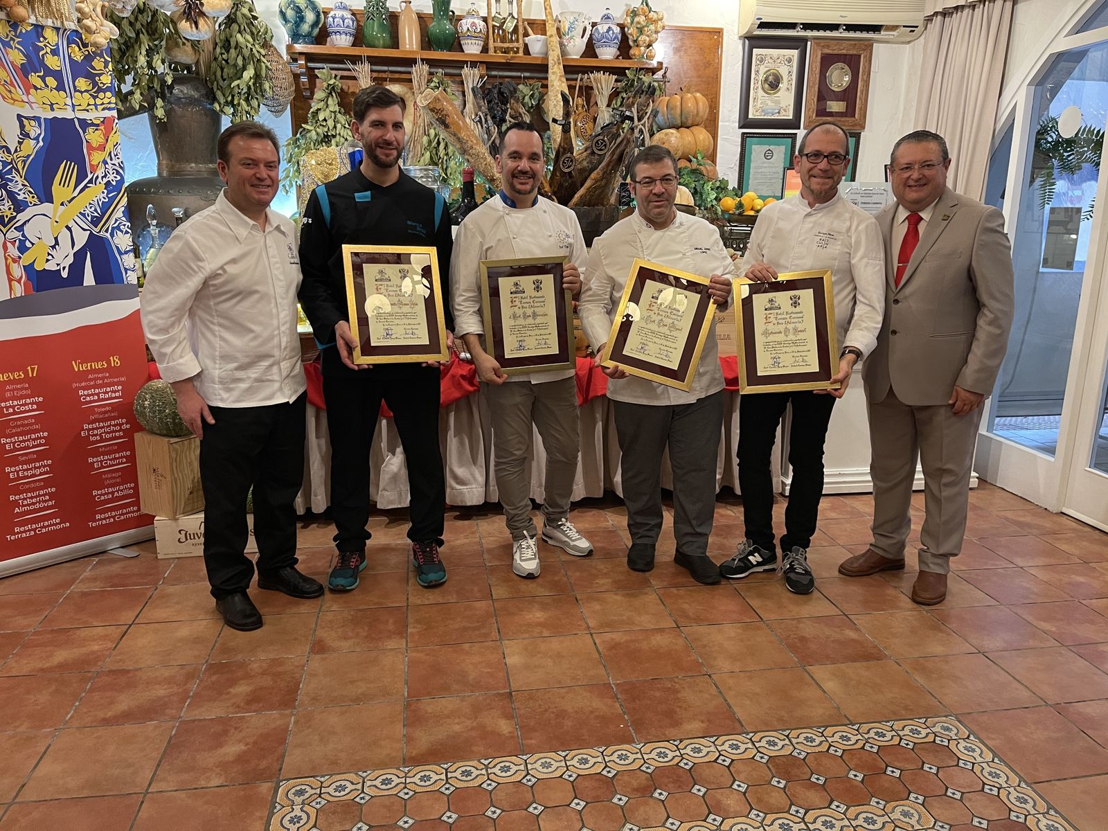 Los hermanos Ginés y Antonio Carmona junto a los cocineros invitados.