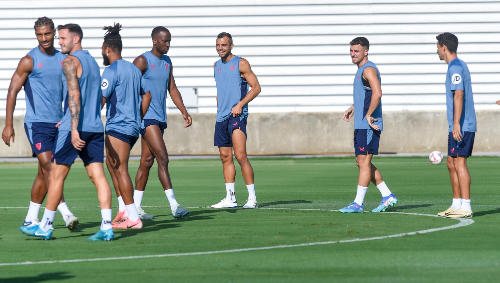 Los jugadores del Sevilla ejercitándose durante el entrenamiento de este lunes.
