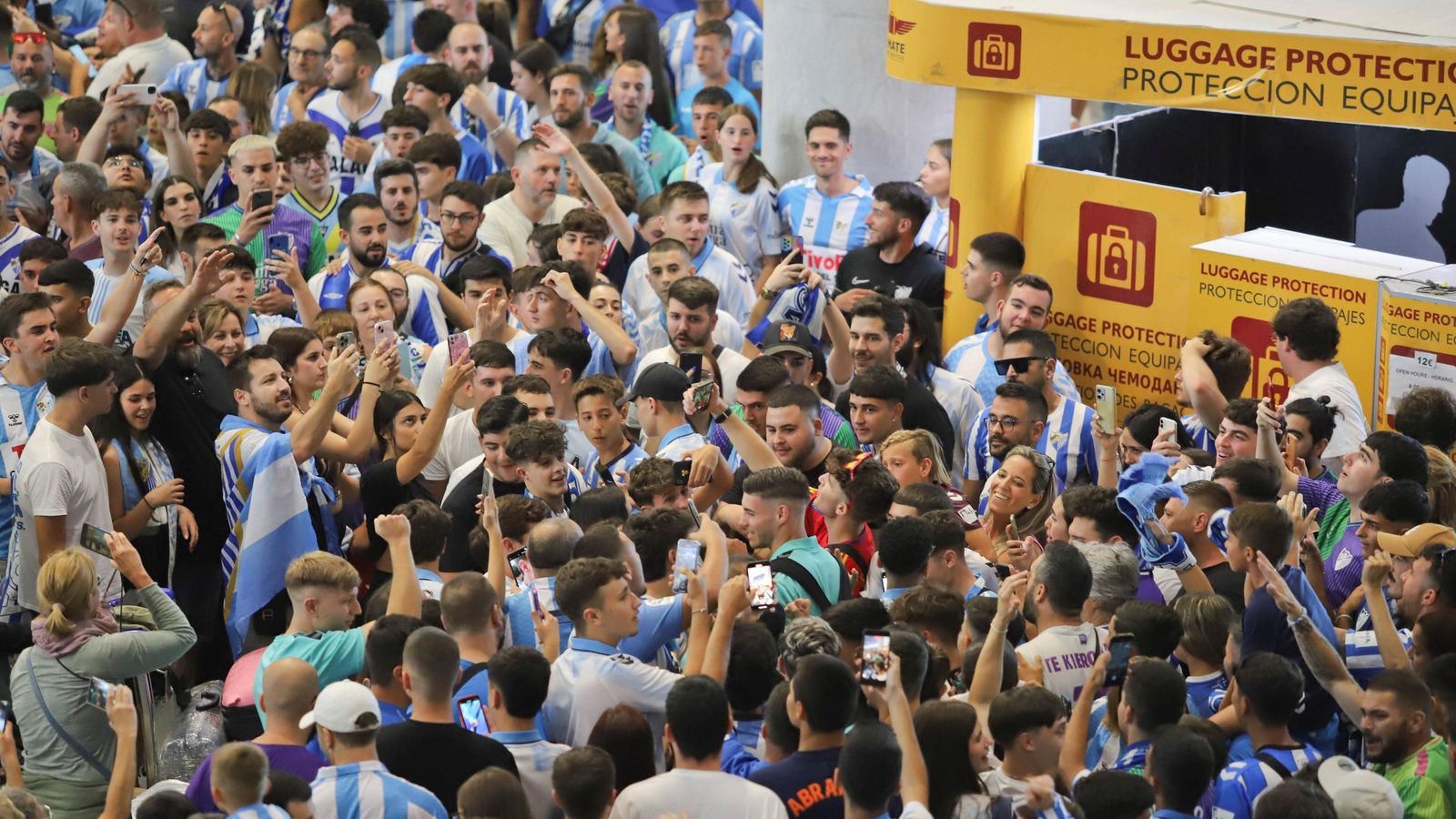 Las fotos de la afición despidiendo al Málaga en el aeropuerto antes de ir a Tarragona