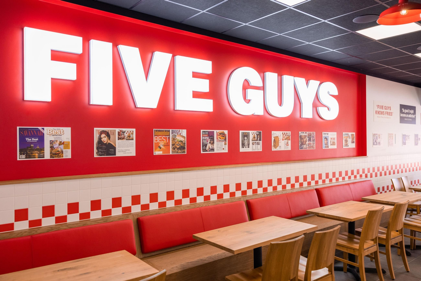 Interior de un restaurante de Five Guys.