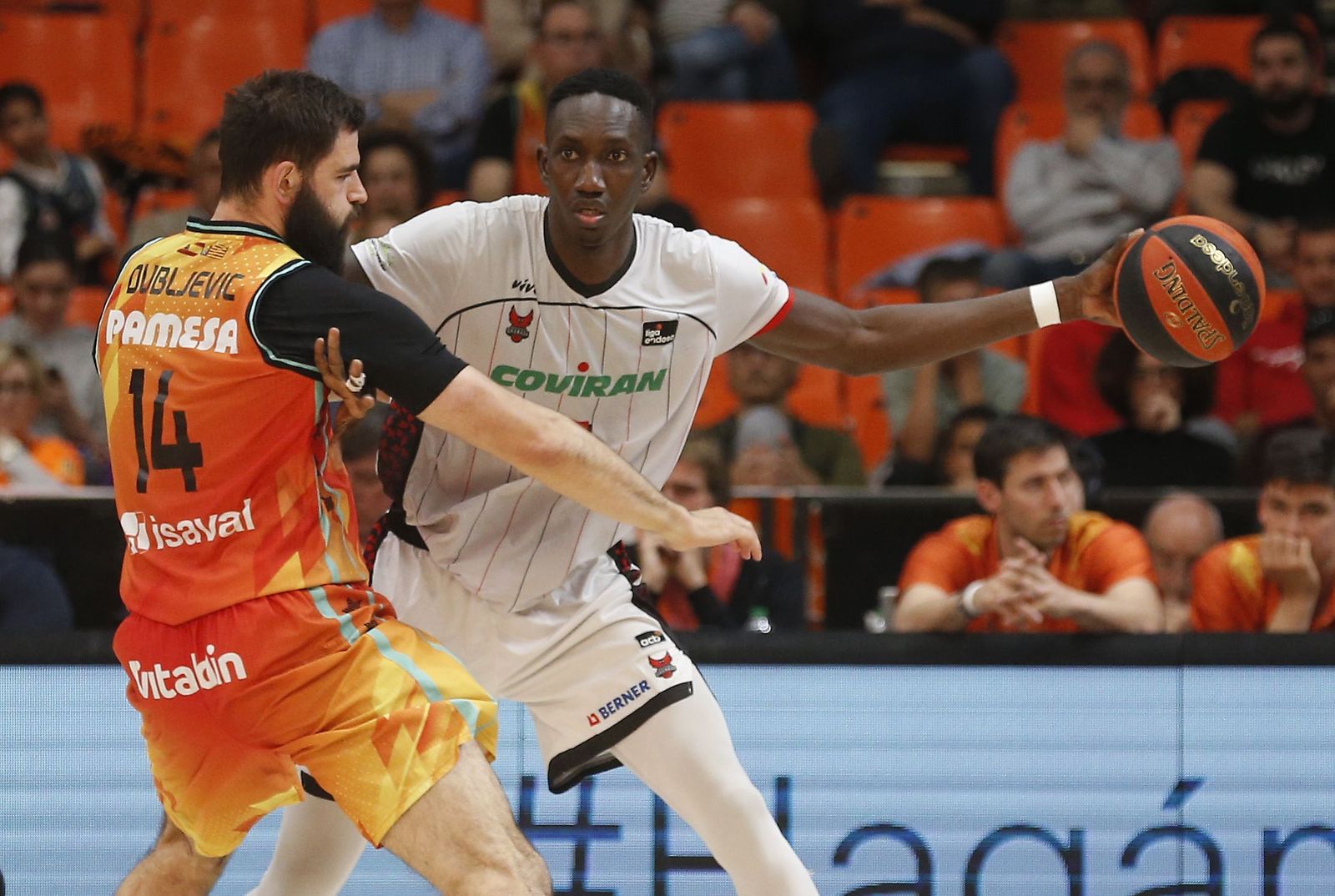 Moore controla el balón en el partido de este domingo