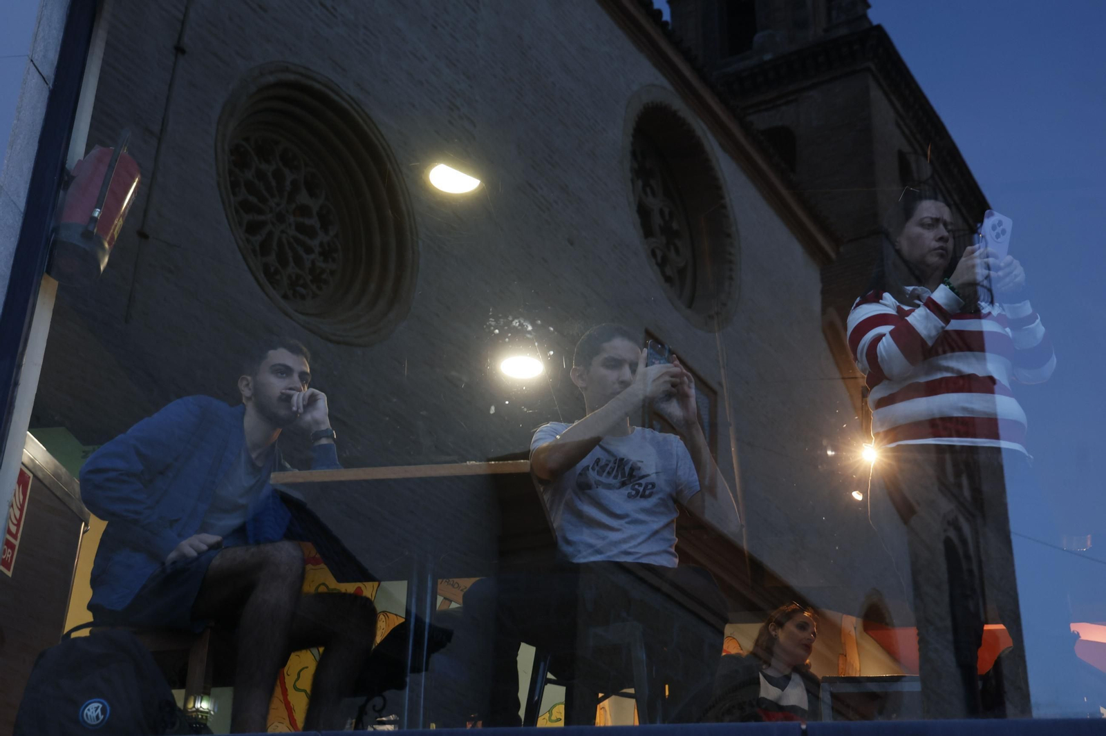La Reina De los Santos recorre las calles de su barrio