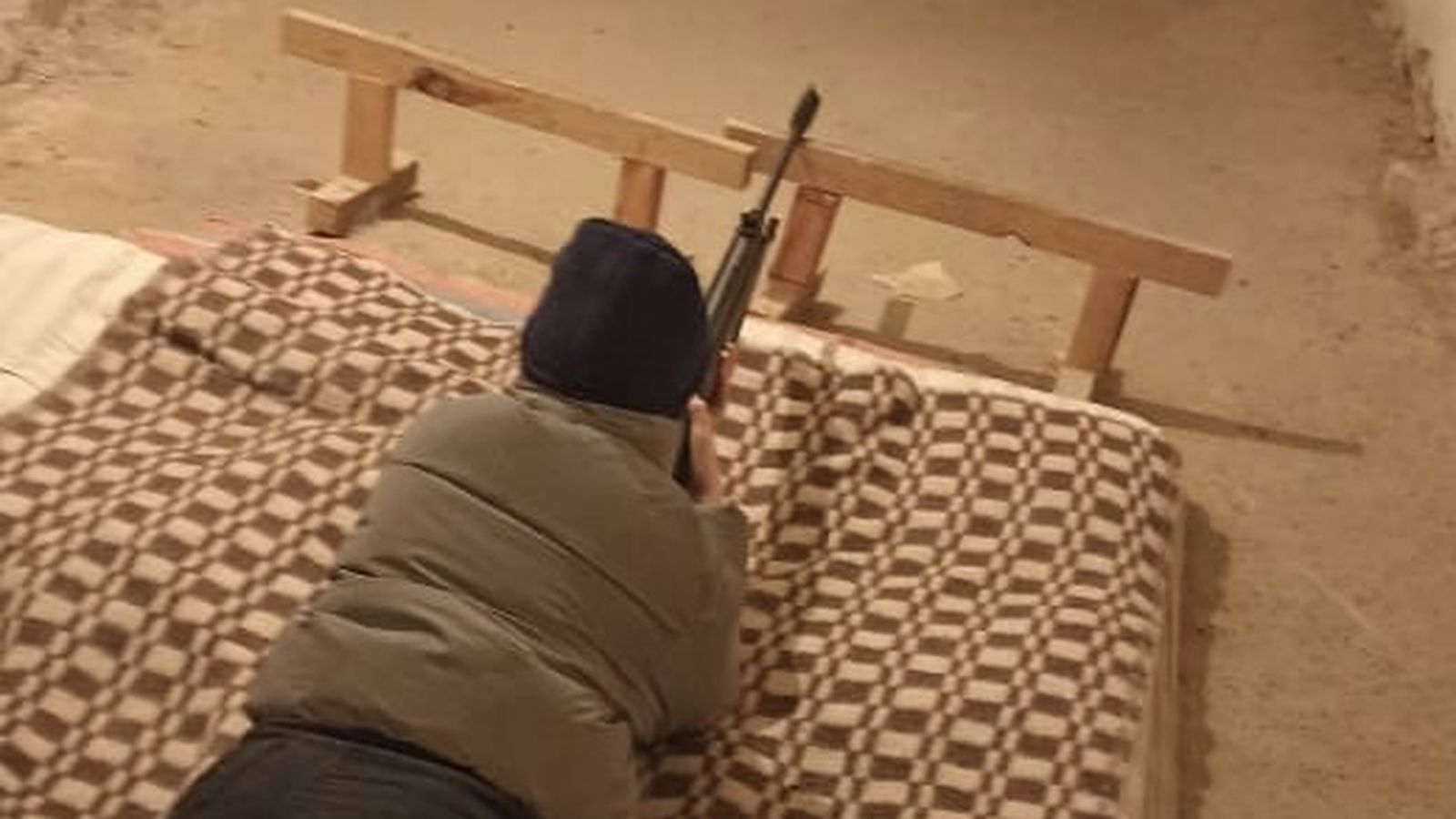 Vika practicando con un arma antes de la guerra/M.G.