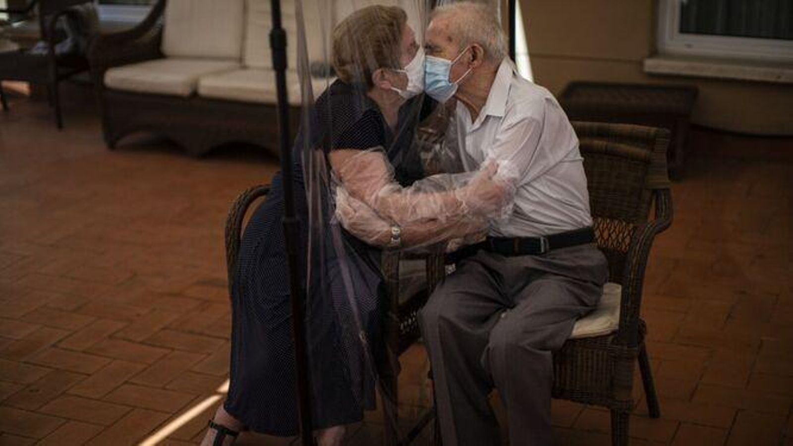 Agustina y Pascual en la foto ganadora del Pulitzer 2021.
