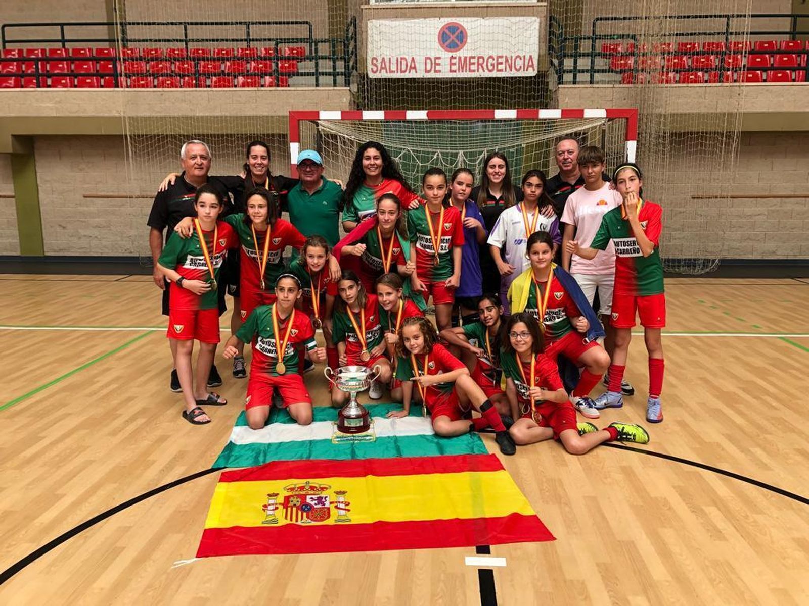 Foto de familia del equipo alevín femenino del UD Pavía, campeón de España
