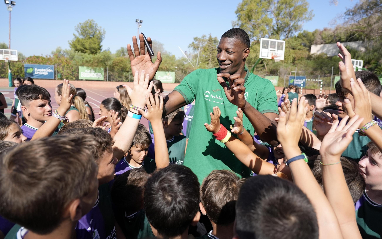 Yankuba Sima, con los chicos del campus Fundación Unicaja. Yankuba Sima, con los chicos del campus Fundación Unicaja.