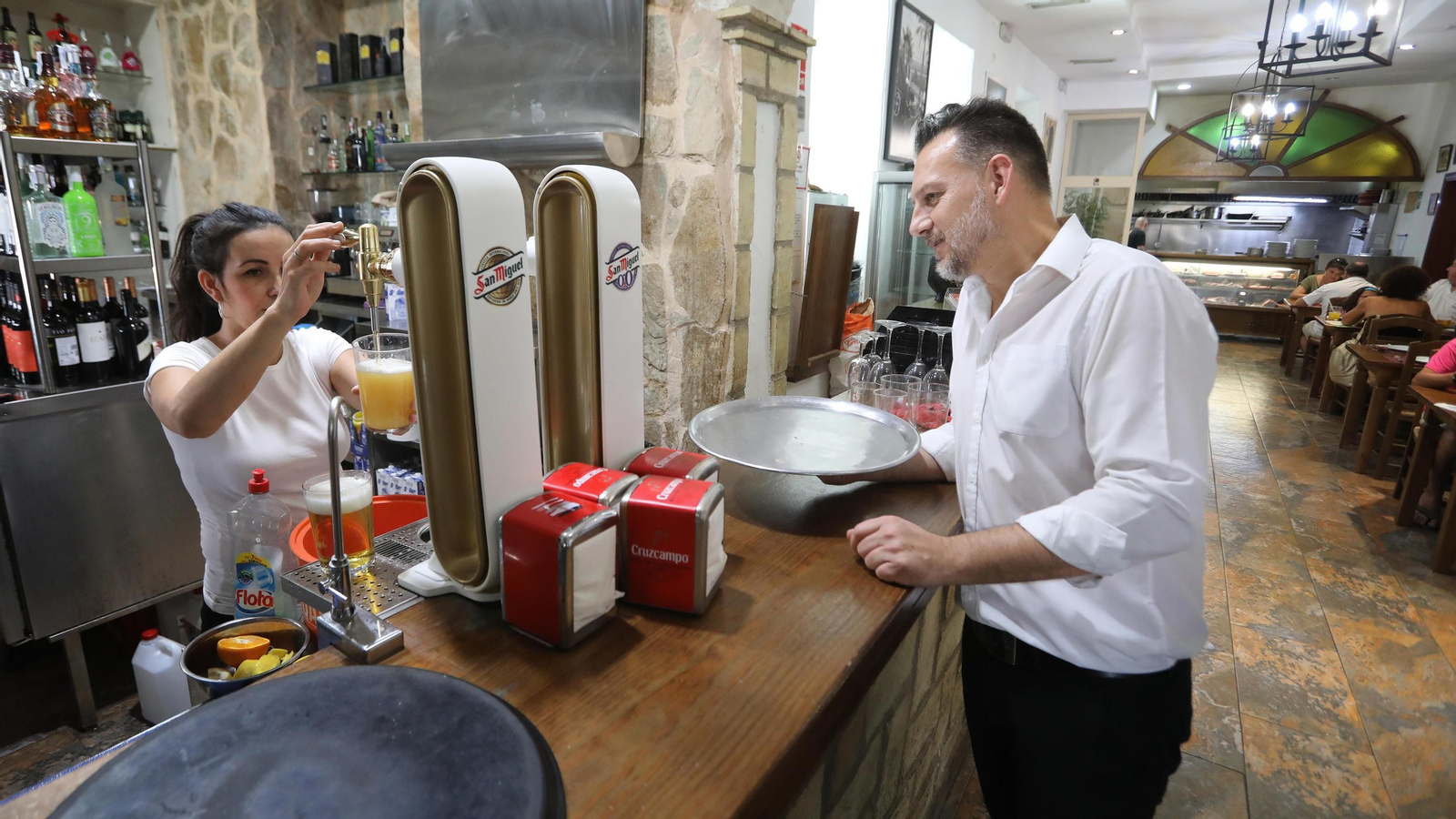 Dos camareros, ayer en un establecimiento hostelero del centro, de los sectores más dinámicos el pasado mes de julio.