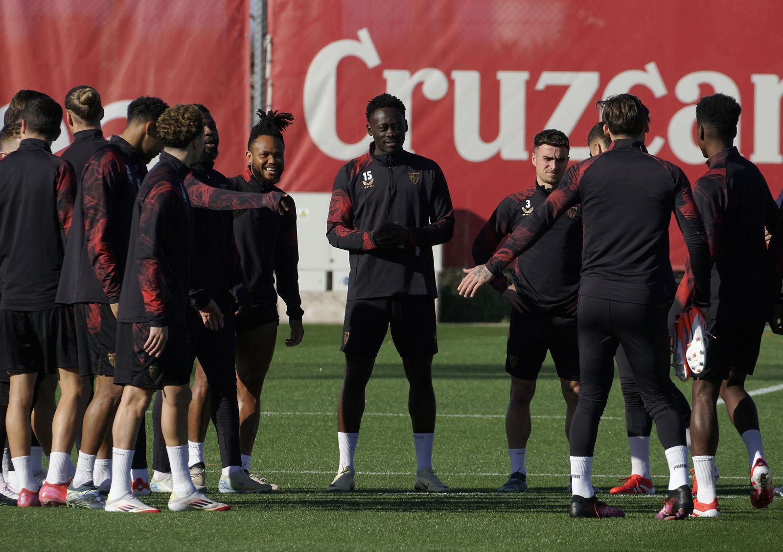 Las imágenes del primer entrenamiento de Akor con el Sevilla FC