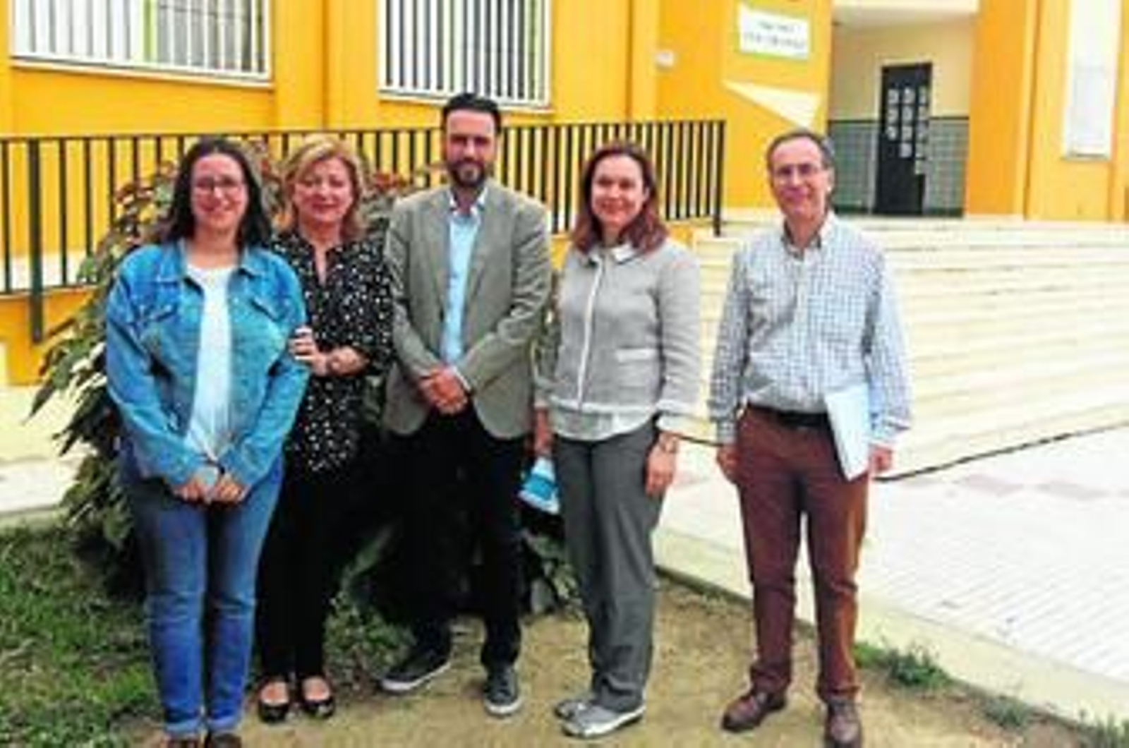 El concejal Raúl Jiménez, en el medio, con responsables del centro.